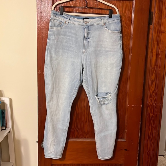 Express light wash, high rise, curvy skinny jeans. Size 16R. Worn once